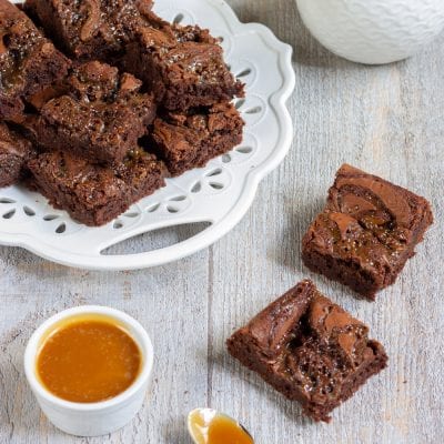 Brownies al caramello salato tagliati a cubotti con colata di caramello lucido in superficie