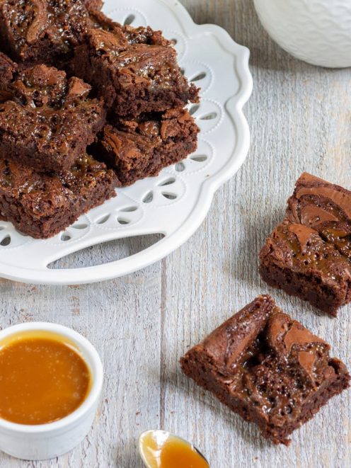 Brownies al caramello salato tagliati a cubotti con colata di caramello lucido in superficie