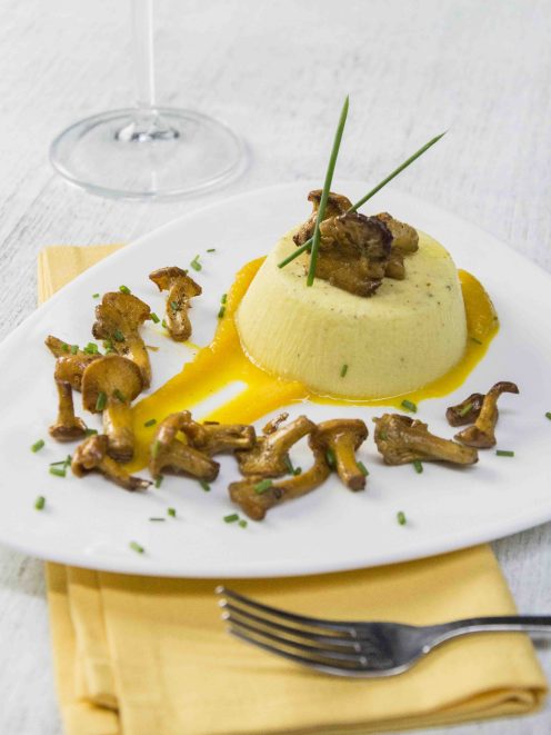 Flan di formaggio sformato con salsa allo zafferano, finferli saltati e erba cipollina