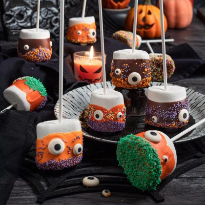 Marshmallow di Halloween su stecco decorati con cioccolato, codette colorate e occhi di zucchero