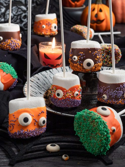 Marshmallow di Halloween su stecco decorati con cioccolato, codette colorate e occhi di zucchero