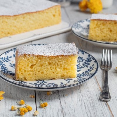 Torta al latte caldo in fetta con mollica soffice e alveolata, spolverata di zucchero a velo