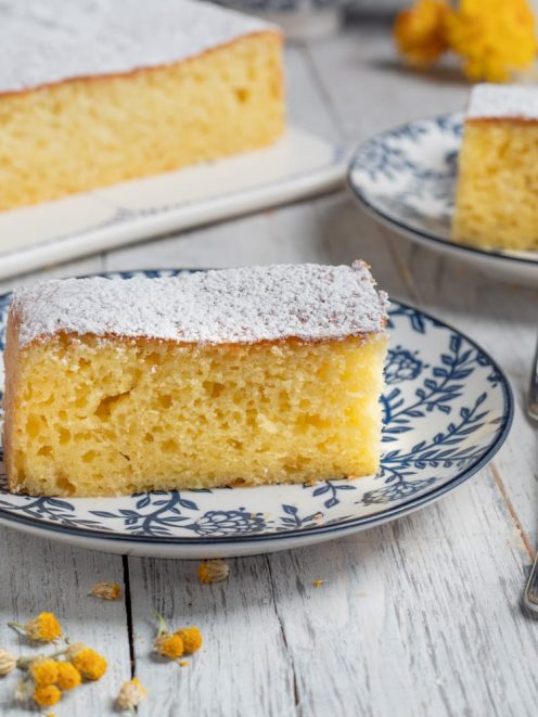 Torta al latte caldo in fetta con mollica soffice e alveolata, spolverata di zucchero a velo