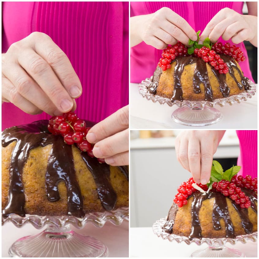 Mani che dispongono ribes rosso e foglie di menta sul budino di panettone glassato al cioccolato
