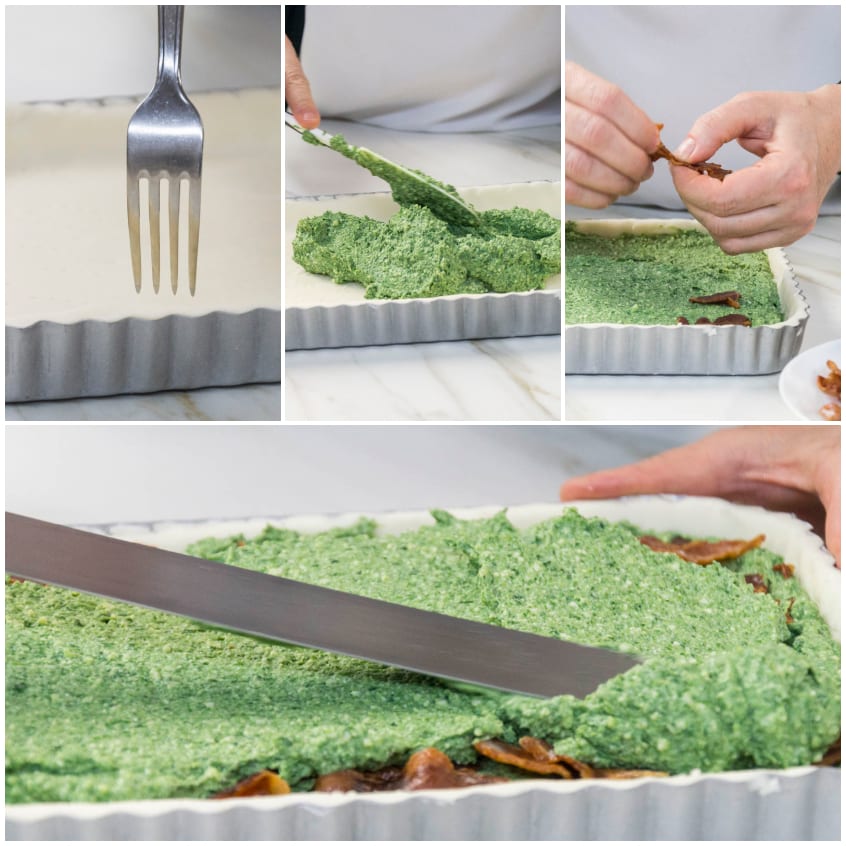 Ripieno verde di spinaci spalmato sulla base della crostata con strati di bacon sbriciolato