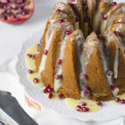 Ciambella senza glutine alla melagrana con glassa colante e chicchi di melagrana sparsi