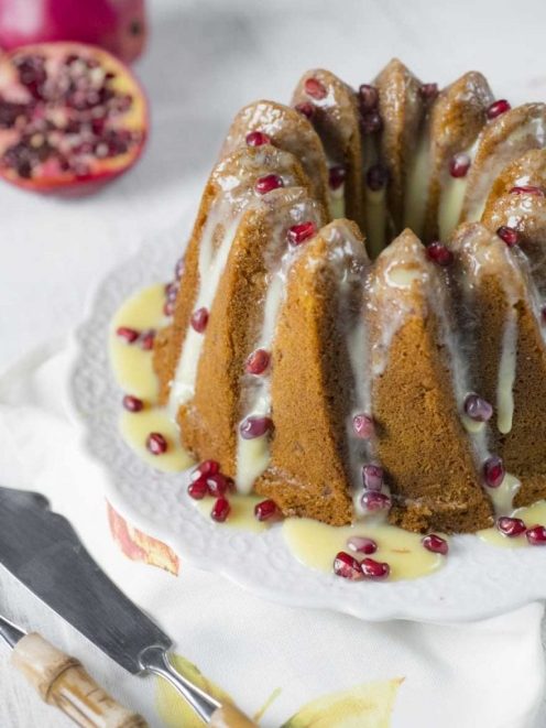 Ciambella senza glutine alla melagrana con glassa colante e chicchi di melagrana sparsi