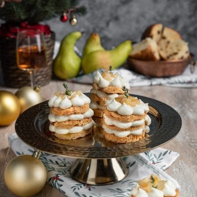 Millefoglie di panettone con gorgonzola e pere caramellate, guarnite con timo fresco