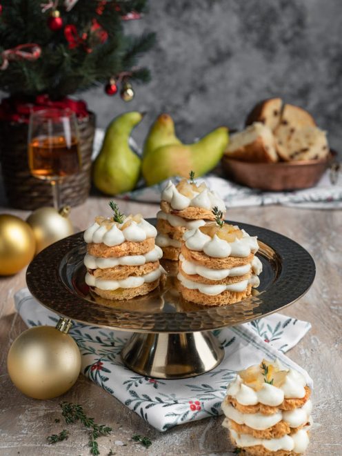 Millefoglie di panettone con gorgonzola e pere caramellate, guarnite con timo fresco