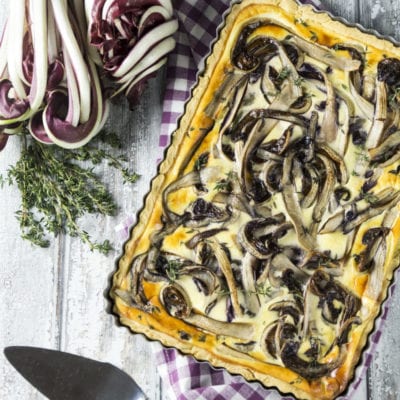Quiche al radicchio con striscioline caramellate, crema e timo fresco su pasta brisée dorata