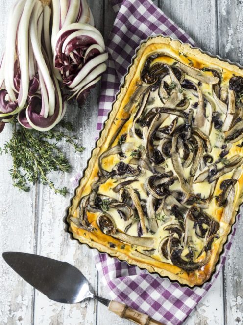Quiche al radicchio con striscioline caramellate, crema e timo fresco su pasta brisée dorata