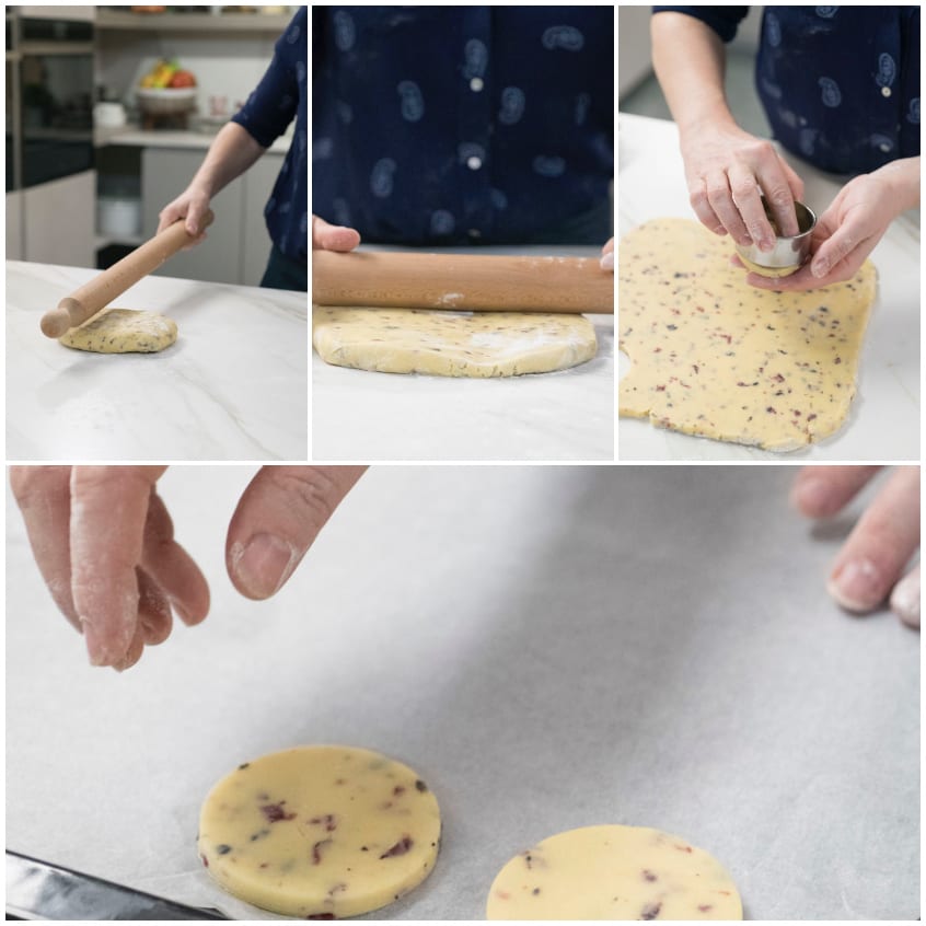 Impasto ai frutti rossi steso col mattarello e ritagliato con coppapasta rotondo