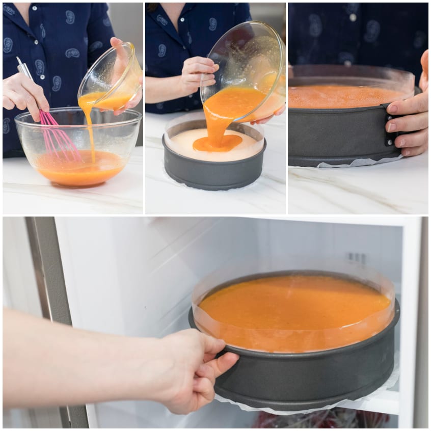 Composto arancione ai cachi versato sulla base della cheesecake e riposto in frigorifero