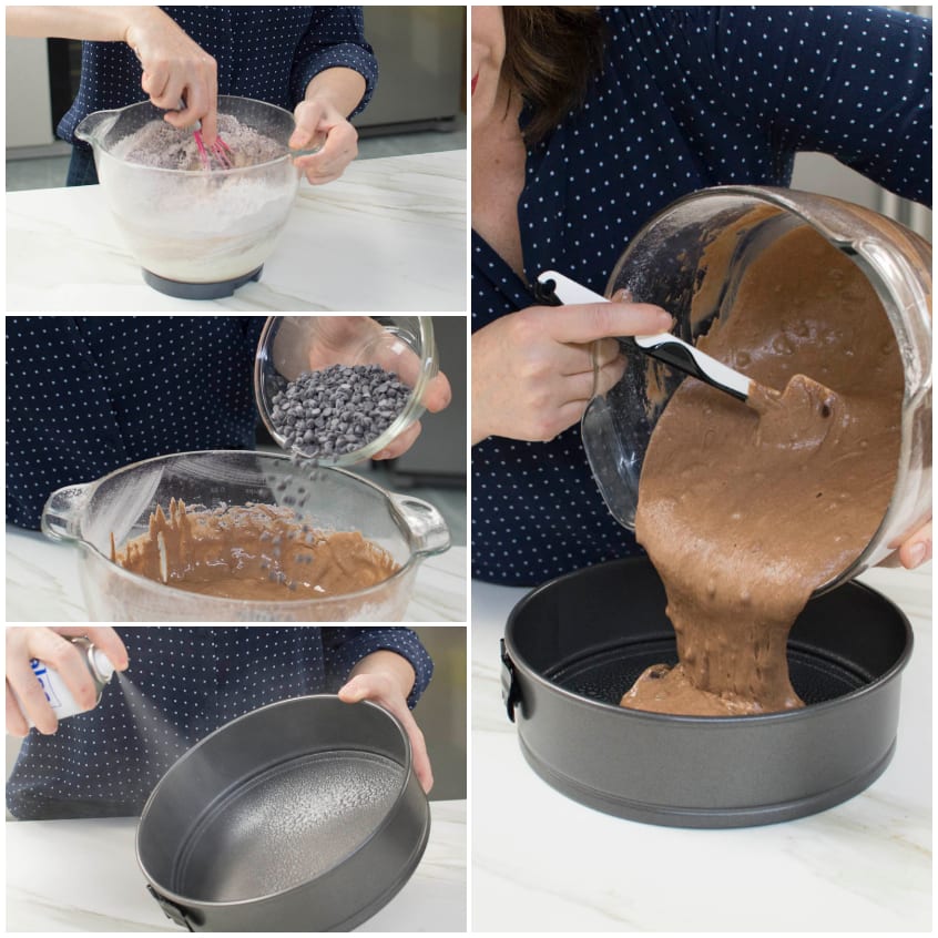 Impasto al cioccolato versato nella tortiera a cerniera, con gocce di cioccolato aggiunte all'impasto