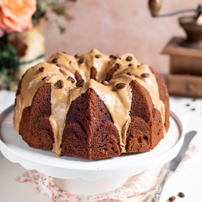 Ciambella al caffè glassata con glassa al caffè lucida e chicchi di caffè interi in superficie