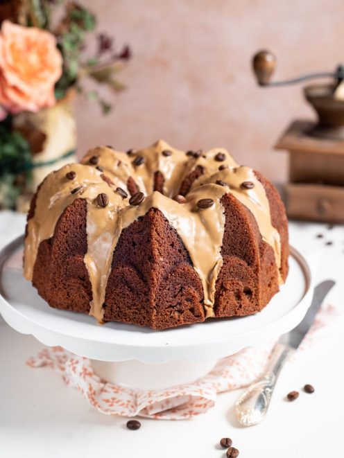 Ciambella al caffè glassata con glassa al caffè lucida e chicchi di caffè interi in superficie