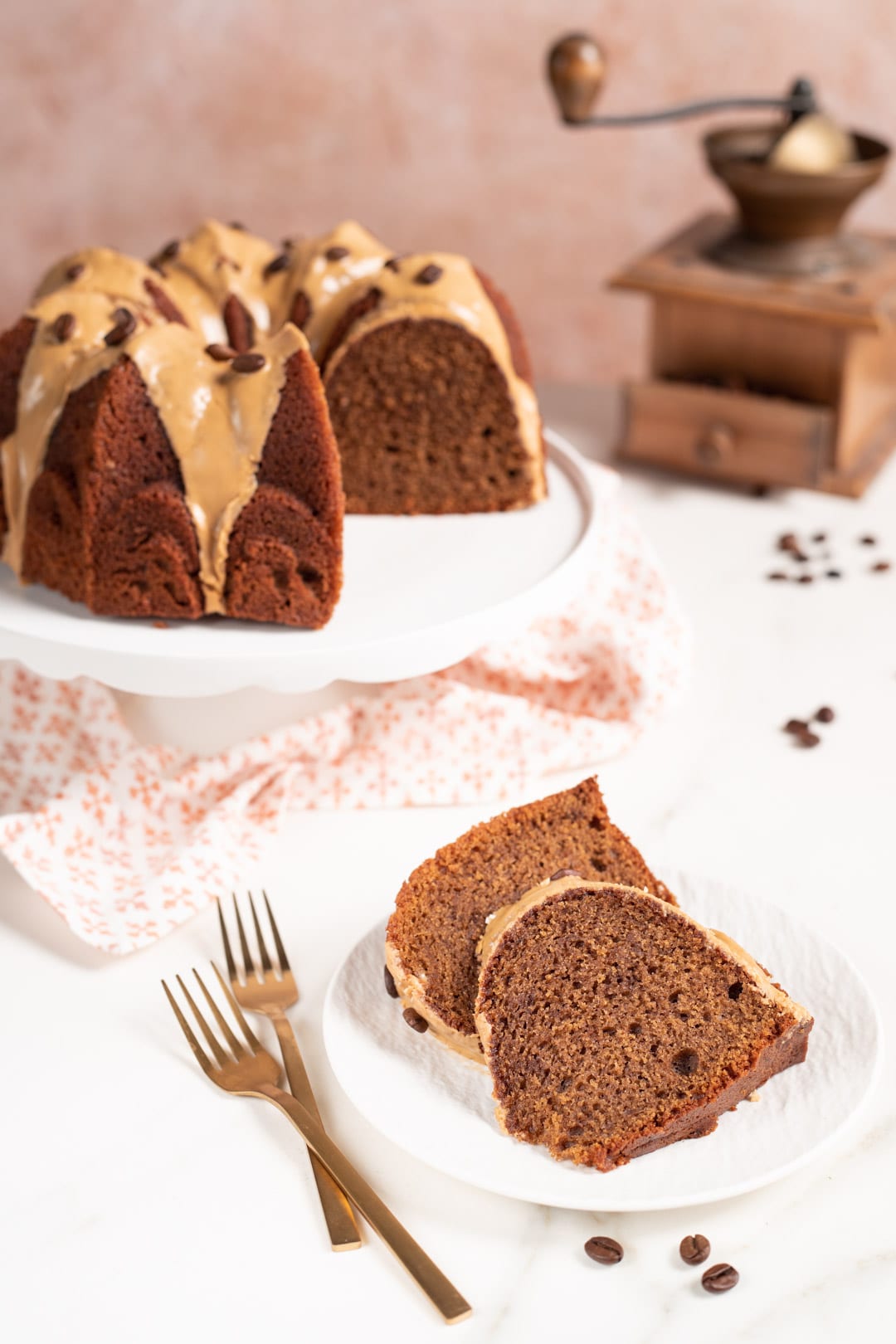 Ciambella al caffè glassata con chicchi di caffè, servita intera e a fette