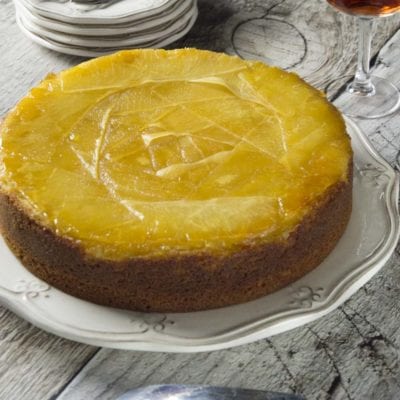 Torta rovesciata all'ananas con fette caramellate lucide sulla superficie dorata