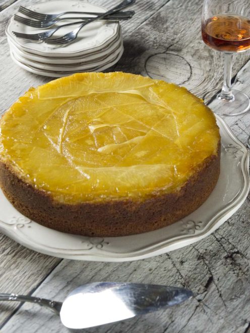Torta rovesciata all'ananas con fette caramellate lucide sulla superficie dorata