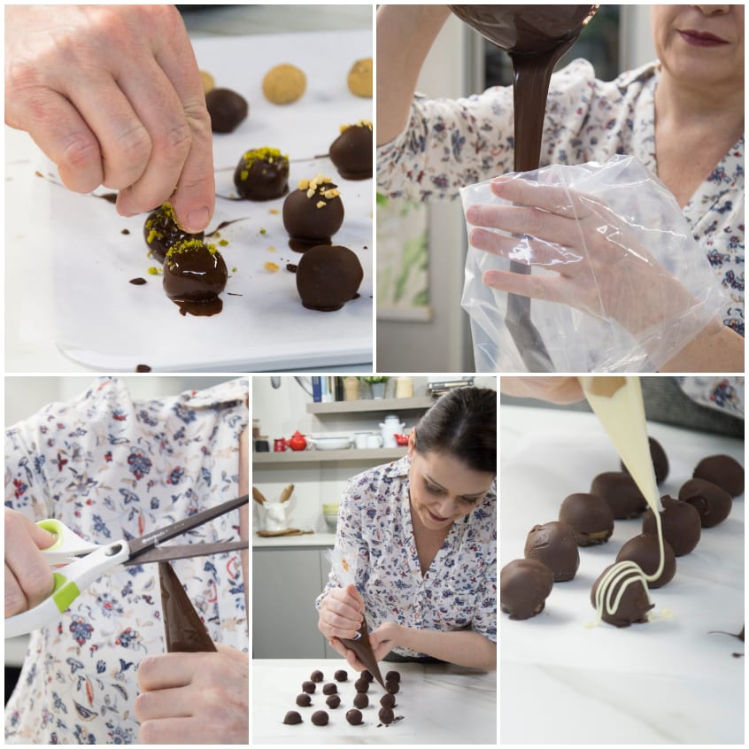 Cioccolatini glassati decorati con cioccolato bianco a zig zag usando una sac-à-poche