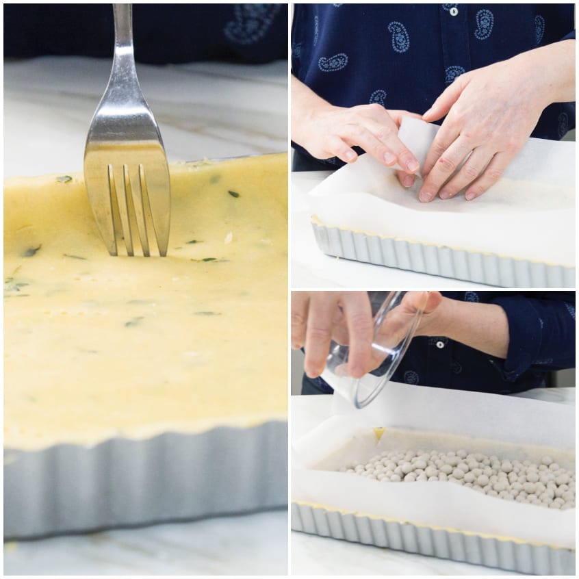 Pasta frolla bucherellata con una forchetta, poi coperta con carta forno e pesetti da cottura
