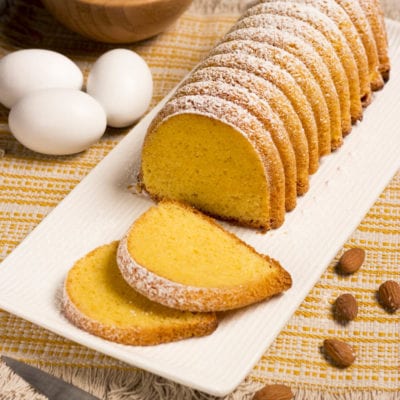 Amor polenta affettato e spolverato di zucchero a velo, con la mollica gialla ben visibile