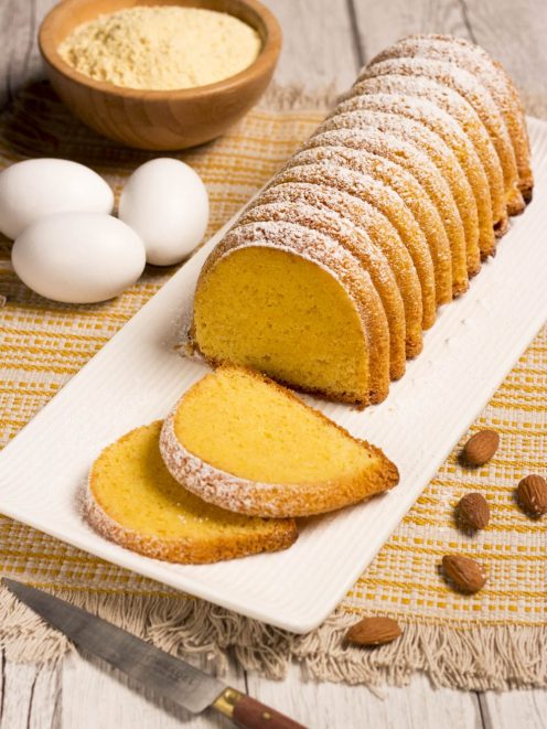 Amor polenta affettato e spolverato di zucchero a velo, con la mollica gialla ben visibile