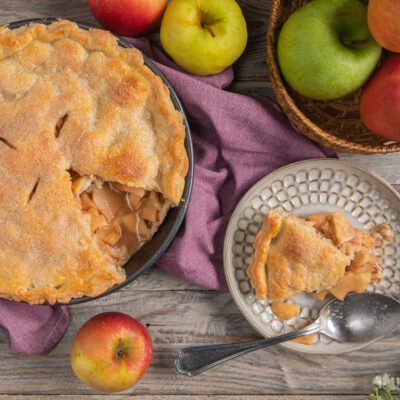Apple pie con pasta dorata e croccante, una fetta servita con il ripieno di mele a vista