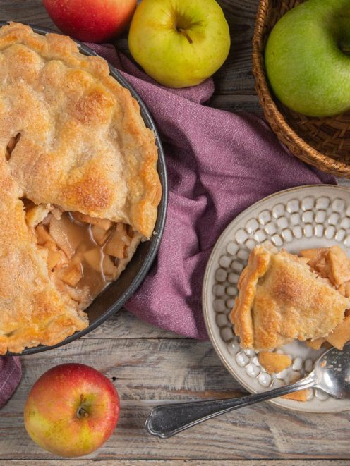 Apple pie con pasta dorata e croccante, una fetta servita con il ripieno di mele a vista