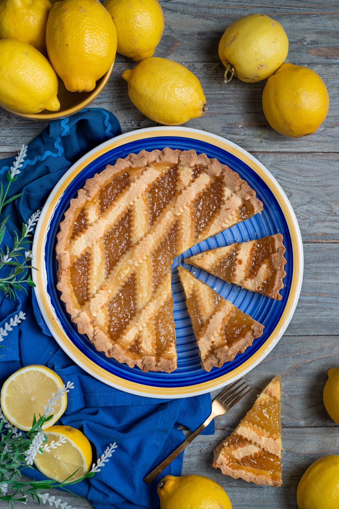 Crostata con marmellata di limoni affettata, con una fetta staccata pronta da servire