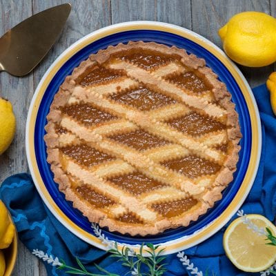 Crostata con marmellata di limoni intera, con strisce di pasta frolla in diagonale