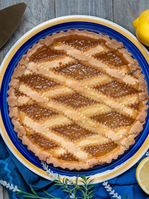 Crostata con marmellata di limoni intera, con strisce di pasta frolla in diagonale