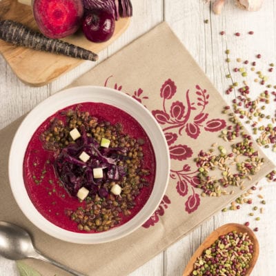 Zuppa di legumi e farro con vellutata di barbabietola, guarnita con cavolo rosso stufato e cubetti di formaggio