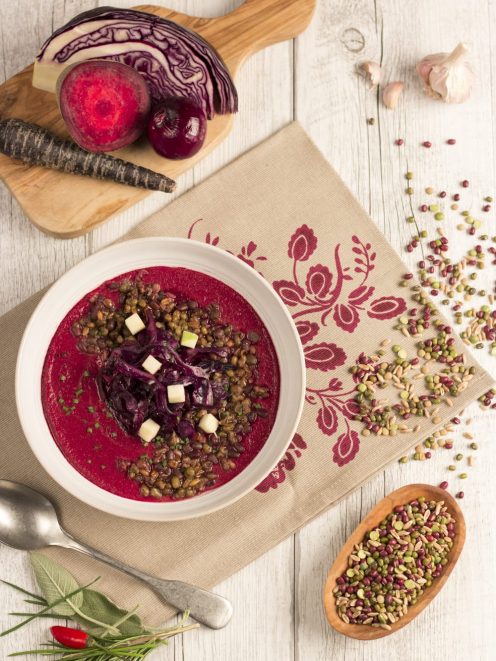 Zuppa di legumi e farro con vellutata di barbabietola, guarnita con cavolo rosso stufato e cubetti di formaggio