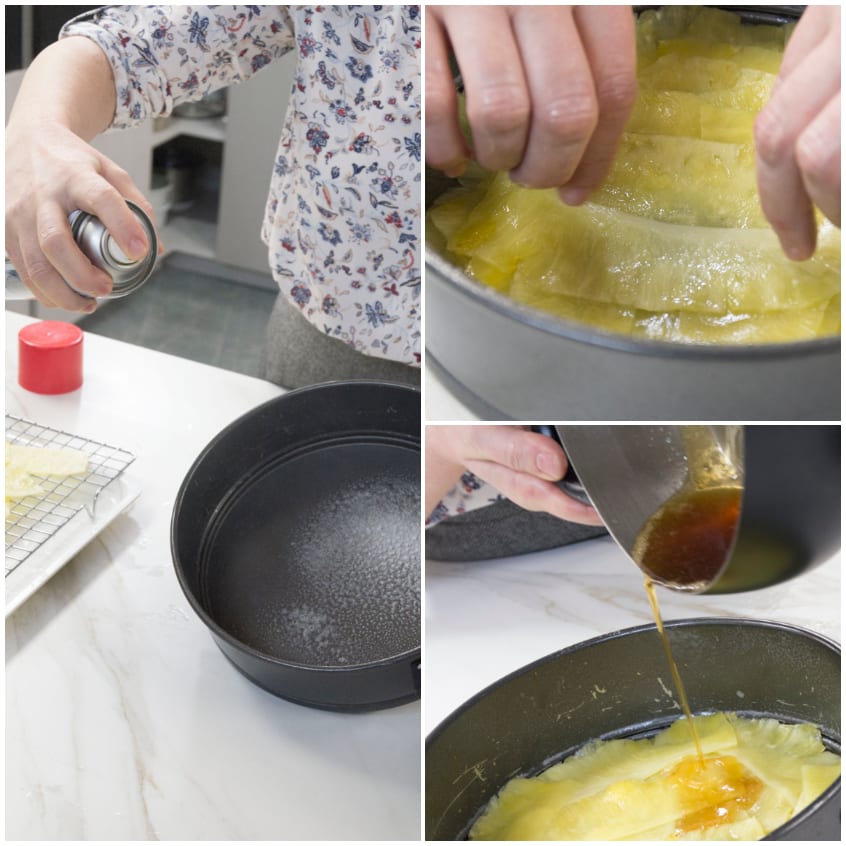 Fettine di ananas disposte sul fondo dello stampo con sciroppo versato sopra