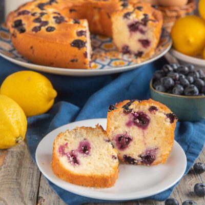 Ciambella limone e mirtilli affettata, con la mollica soffice e i frutti di bosco ben visibili