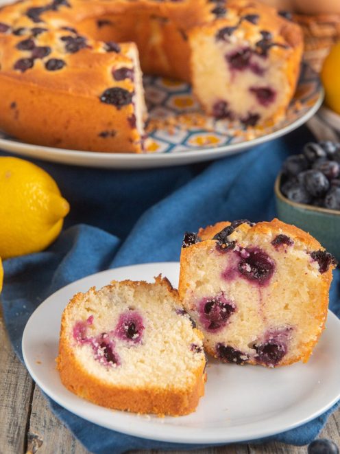 Ciambella limone e mirtilli affettata, con la mollica soffice e i frutti di bosco ben visibili