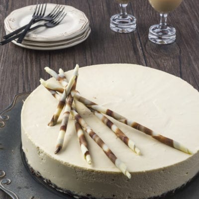 Cheesecake al Baileys con base di biscotto e ciuffo di cigarillos bicolori al cioccolato