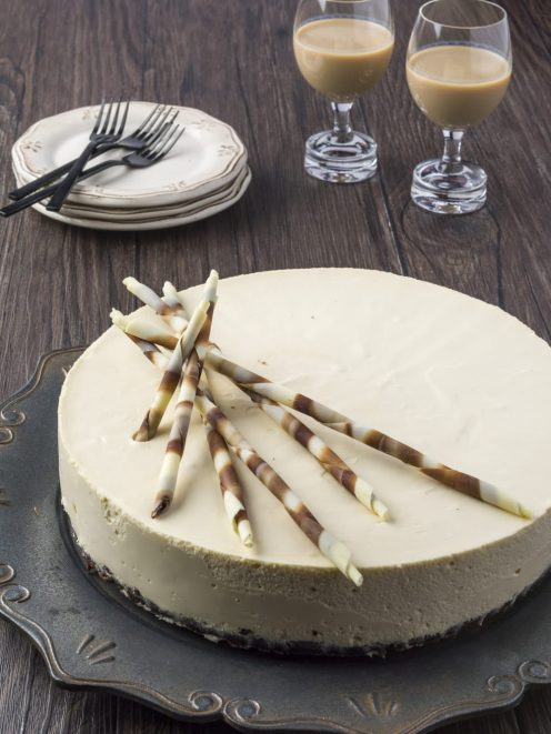 Cheesecake al Baileys con base di biscotto e ciuffo di cigarillos bicolori al cioccolato