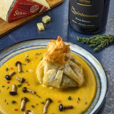 Fagottino di pasta fillo croccante su crema di zucca con funghi e timo fresco