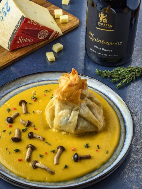 Fagottino di pasta fillo croccante su crema di zucca con funghi e timo fresco