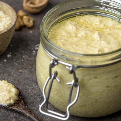 Salsa alle noci cremosa in barattolo a chiusura ermetica, con olio in superficie