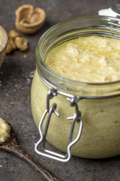 Salsa alle noci cremosa in barattolo a chiusura ermetica, con olio in superficie