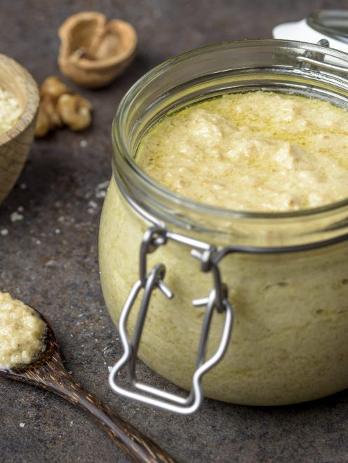 Salsa alle noci cremosa in barattolo a chiusura ermetica, con olio in superficie