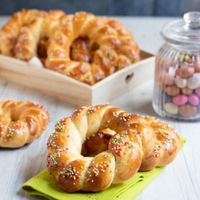 Brioche di Pasqua intrecciate e glassate, decorate con codette colorate