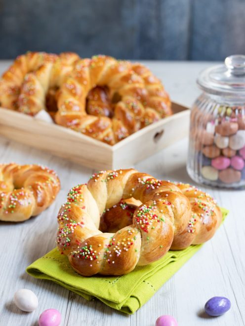 Brioche di Pasqua intrecciate e glassate, decorate con codette colorate