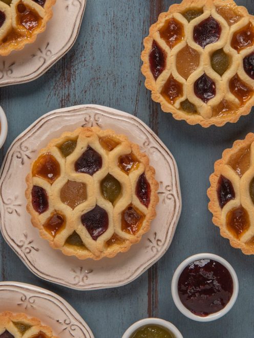 Crostatine arcobaleno con reticolo a nido d'ape e marmellate di tre colori diverse
