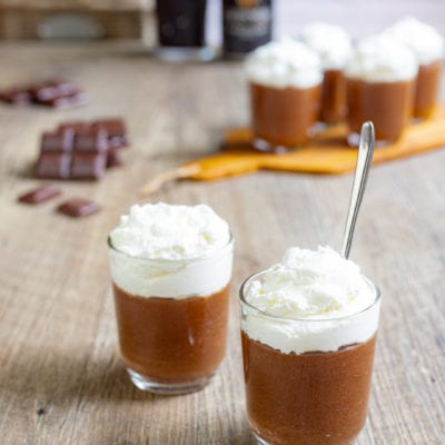 Mousse al cioccolato e Guinness servita in bicchieri con abbondante panna montata