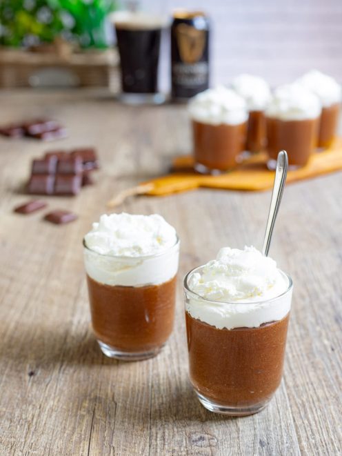 Mousse al cioccolato e Guinness servita in bicchieri con abbondante panna montata