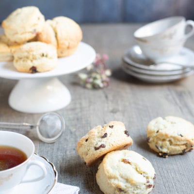 Scones con uvetta spezzati a metà che mostrano l'interno soffice con uvetta